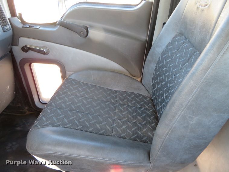 image for item DN7818 2008 Mack CHU613  semi truck