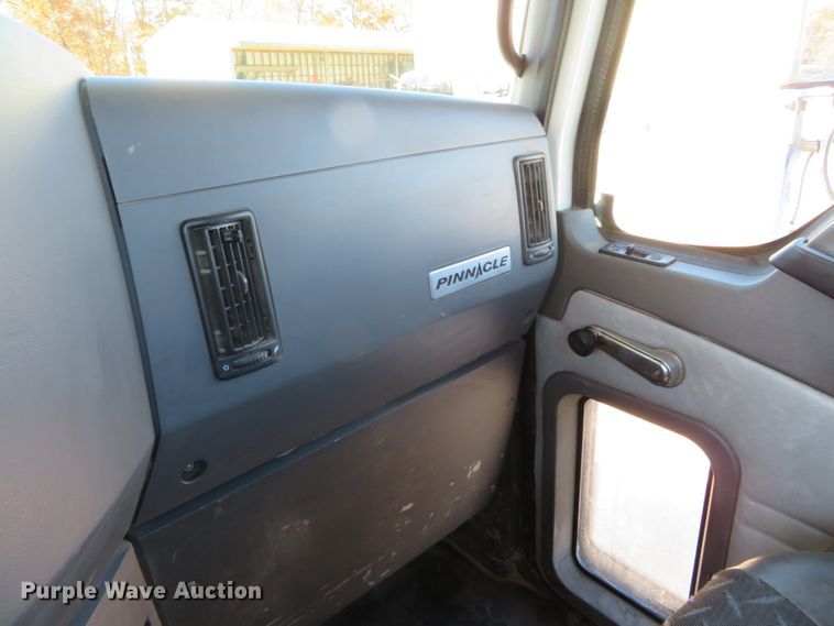 image for item DN7818 2008 Mack CHU613  semi truck