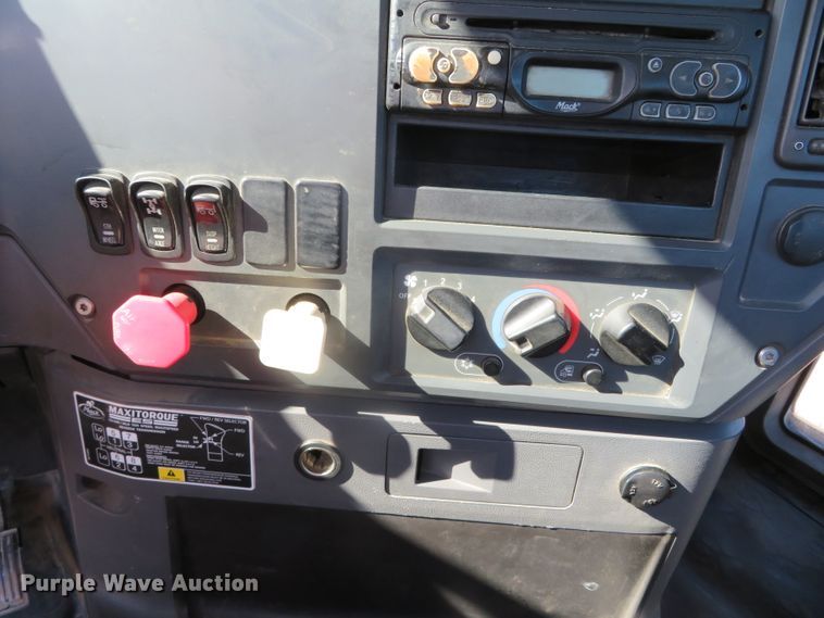 image for item DN7818 2008 Mack CHU613  semi truck