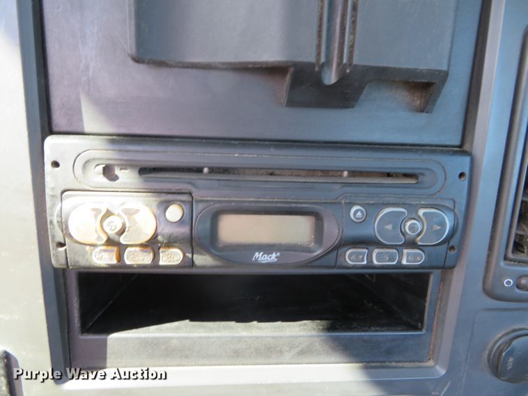 image for item DN7818 2008 Mack CHU613  semi truck