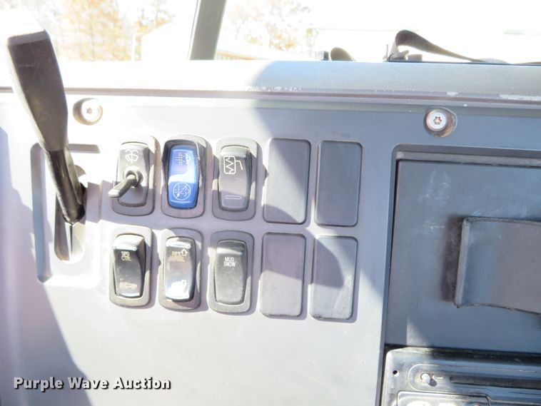 image for item DN7818 2008 Mack CHU613  semi truck