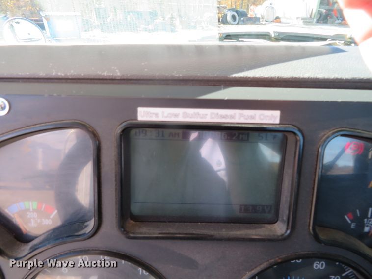 image for item DN7818 2008 Mack CHU613  semi truck