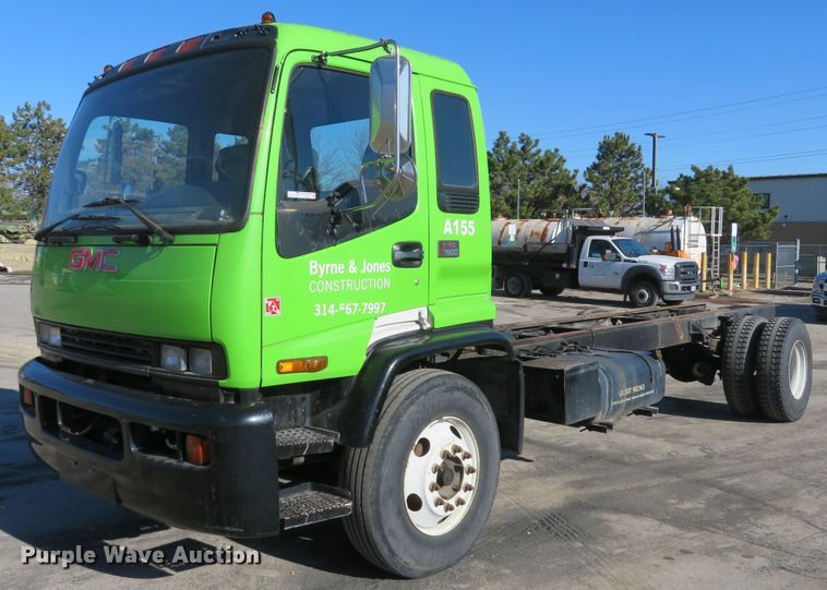 image for item FP9486 2002 GMC T7500  truck cab and chassis