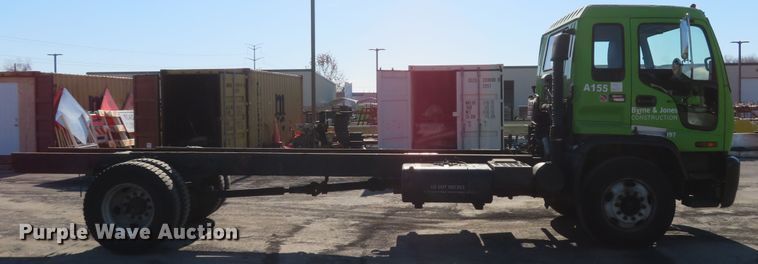 image for item FP9486 2002 GMC T7500  truck cab and chassis