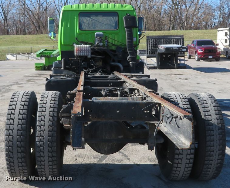 image for item FP9486 2002 GMC T7500  truck cab and chassis