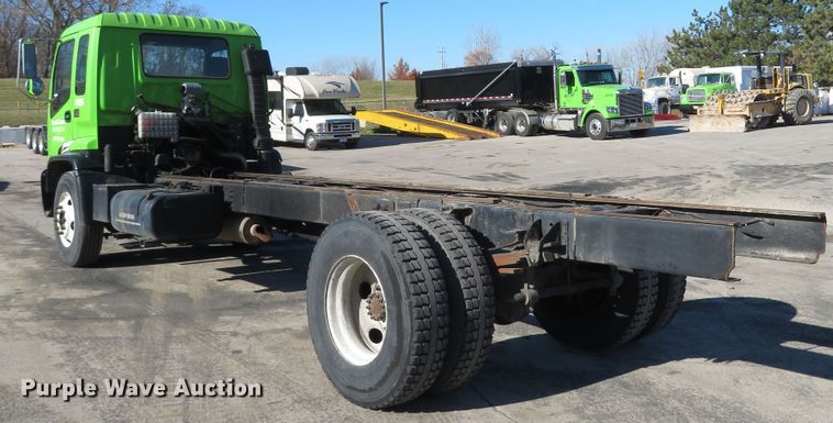 image for item FP9486 2002 GMC T7500  truck cab and chassis