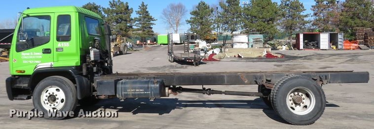 image for item FP9486 2002 GMC T7500  truck cab and chassis