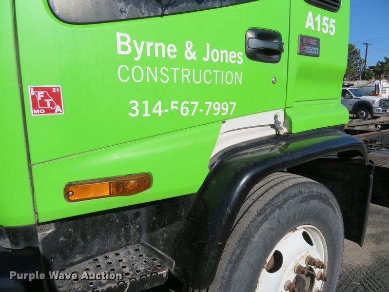 image for item FP9486 2002 GMC T7500  truck cab and chassis