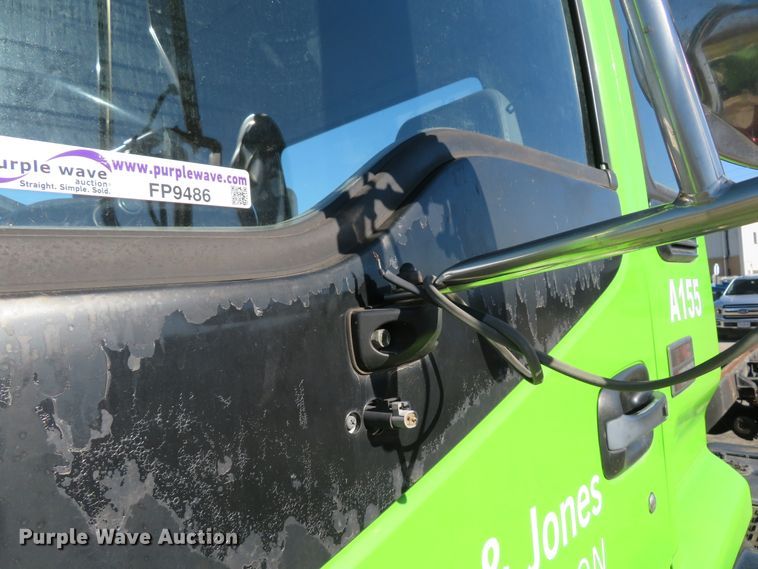 image for item FP9486 2002 GMC T7500  truck cab and chassis