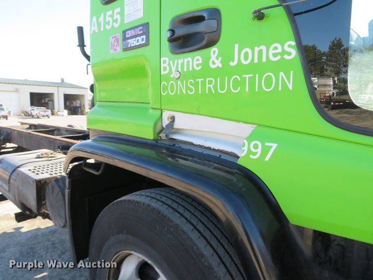 image for item FP9486 2002 GMC T7500  truck cab and chassis