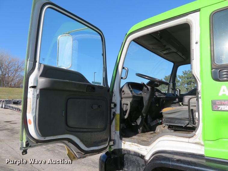 image for item FP9486 2002 GMC T7500  truck cab and chassis