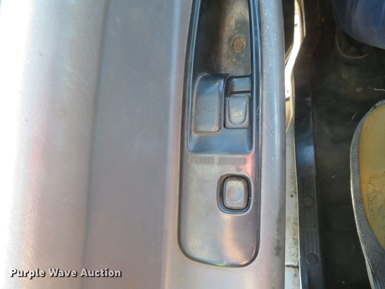 image for item FP9486 2002 GMC T7500  truck cab and chassis