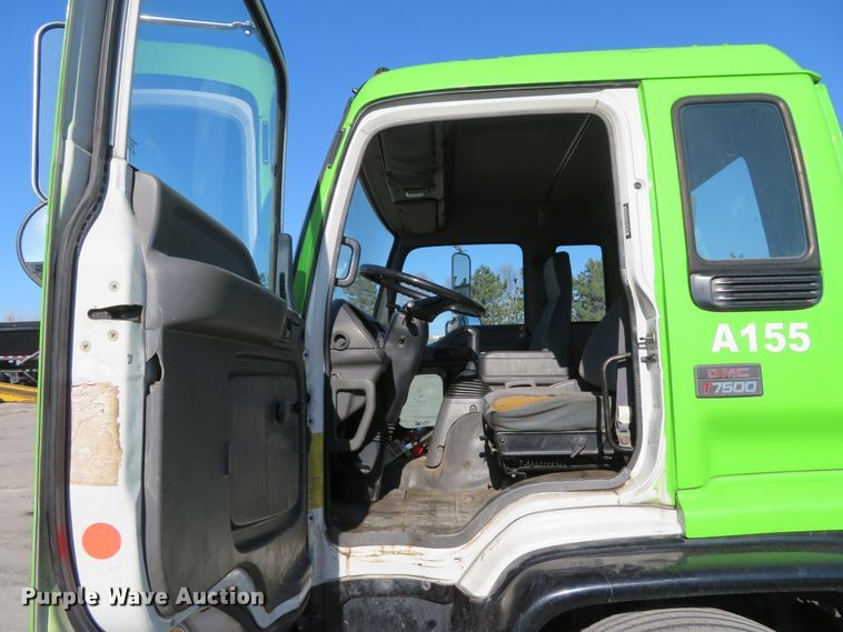 image for item FP9486 2002 GMC T7500  truck cab and chassis