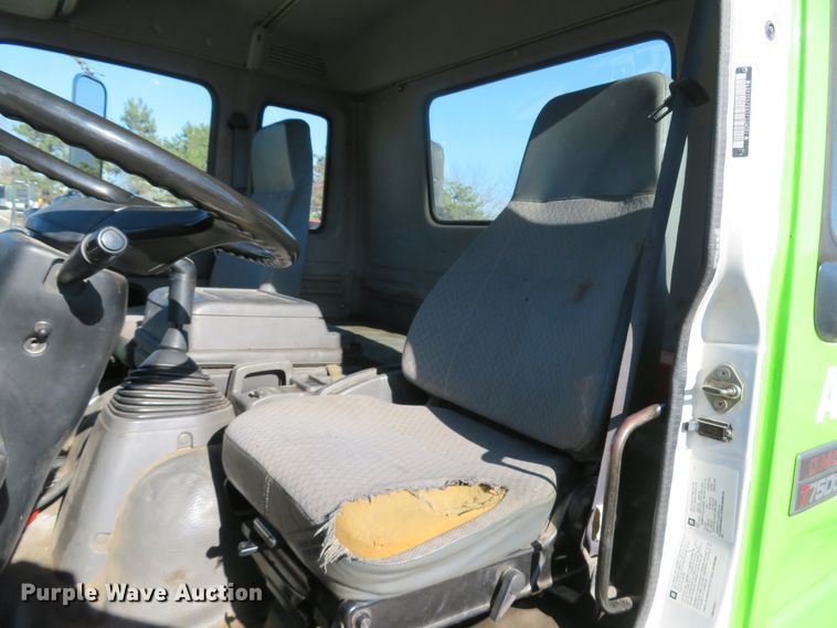 image for item FP9486 2002 GMC T7500  truck cab and chassis