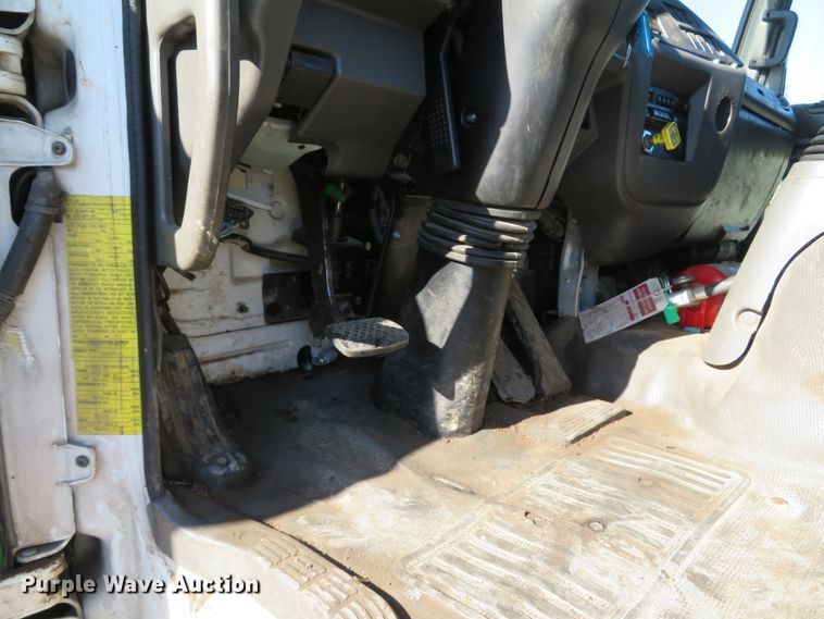 image for item FP9486 2002 GMC T7500  truck cab and chassis