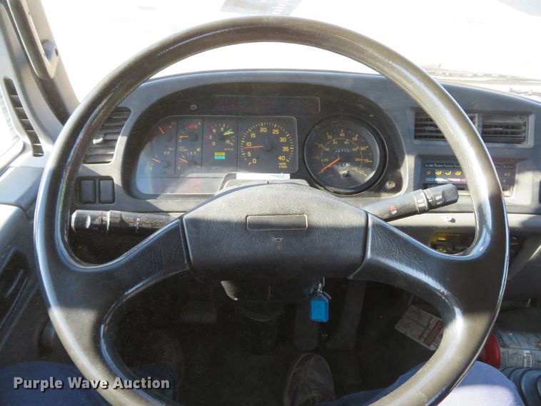 image for item FP9486 2002 GMC T7500  truck cab and chassis