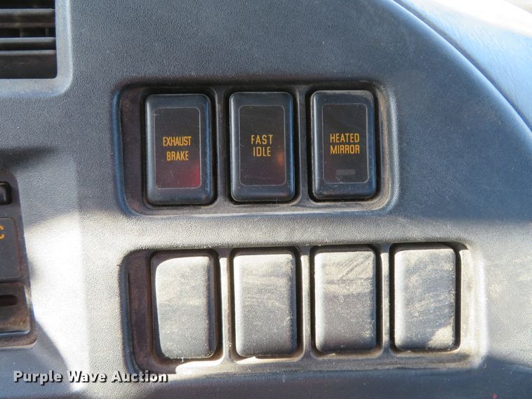 image for item FP9486 2002 GMC T7500  truck cab and chassis