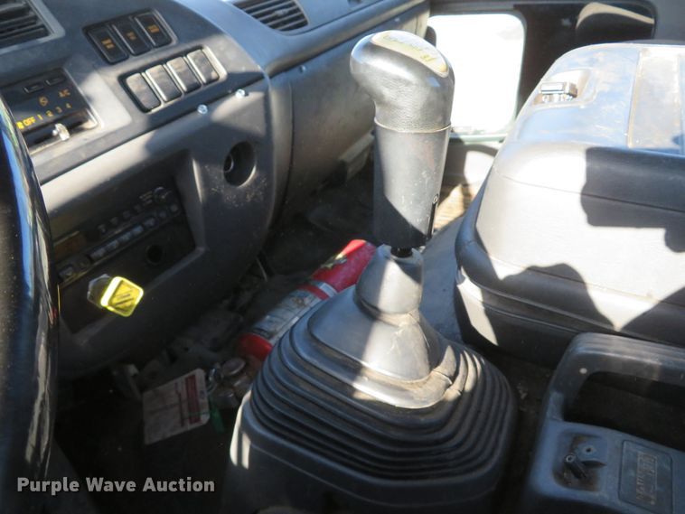 image for item FP9486 2002 GMC T7500  truck cab and chassis