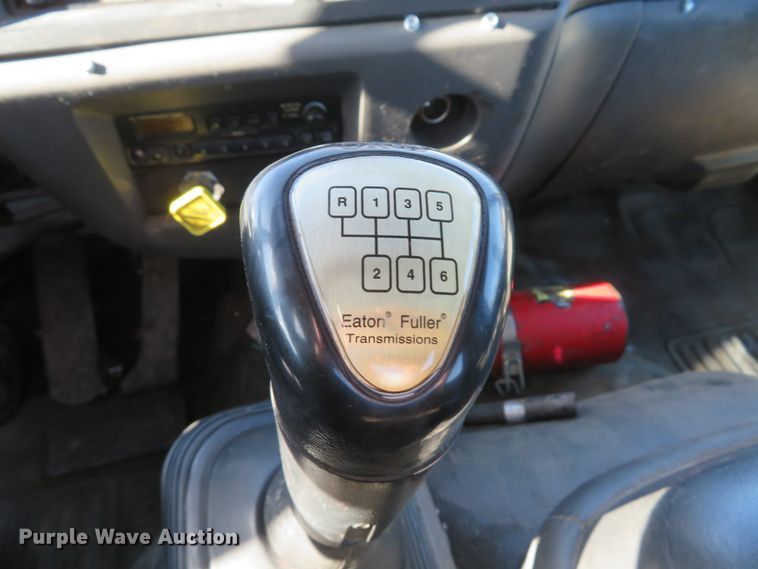 image for item FP9486 2002 GMC T7500  truck cab and chassis