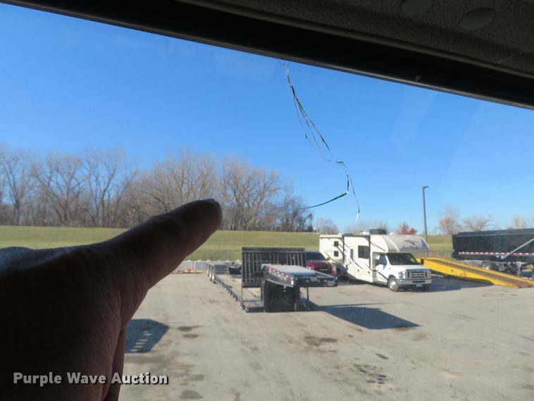 image for item FP9486 2002 GMC T7500  truck cab and chassis