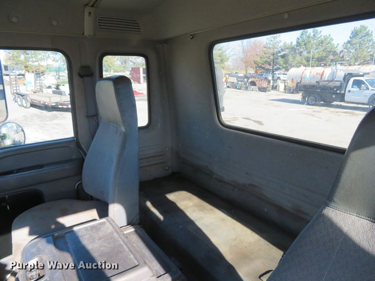 image for item FP9486 2002 GMC T7500  truck cab and chassis