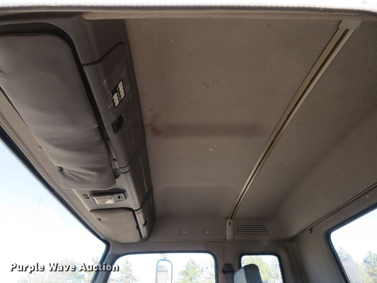 image for item FP9486 2002 GMC T7500  truck cab and chassis