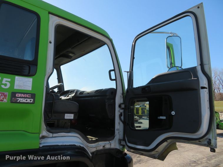 image for item FP9486 2002 GMC T7500  truck cab and chassis