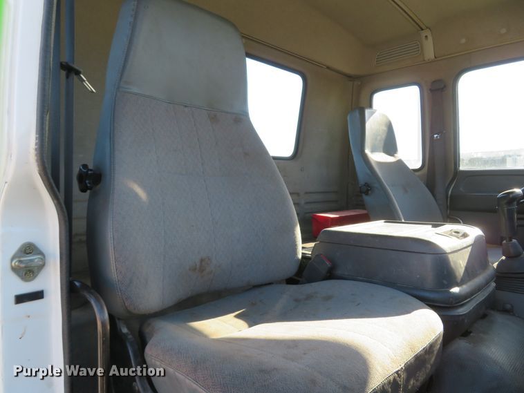 image for item FP9486 2002 GMC T7500  truck cab and chassis