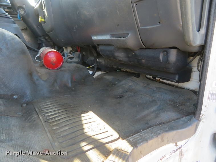 image for item FP9486 2002 GMC T7500  truck cab and chassis