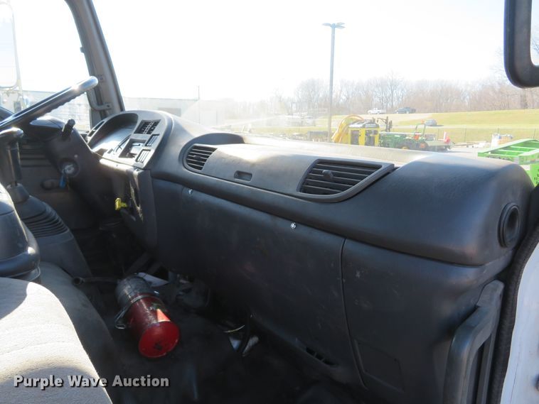 image for item FP9486 2002 GMC T7500  truck cab and chassis