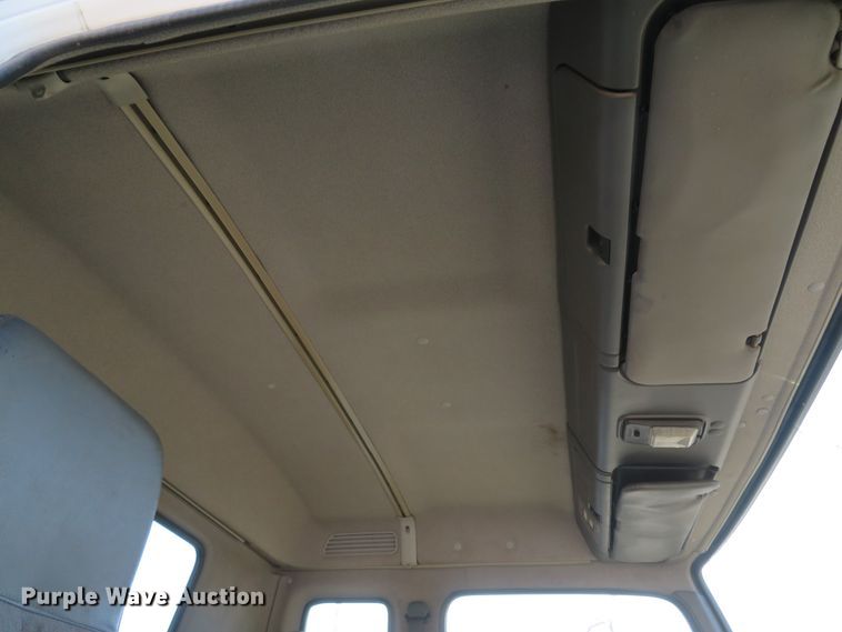 image for item FP9486 2002 GMC T7500  truck cab and chassis