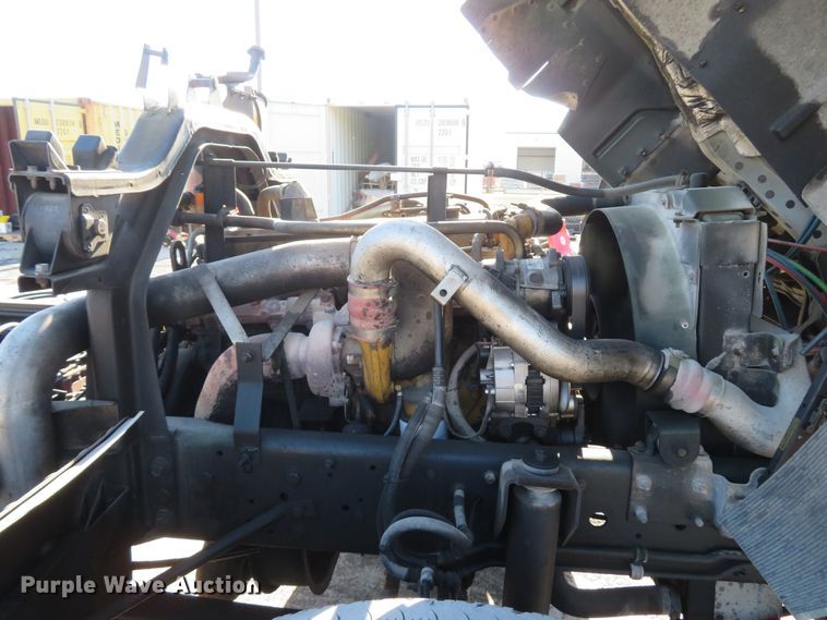 image for item FP9486 2002 GMC T7500  truck cab and chassis