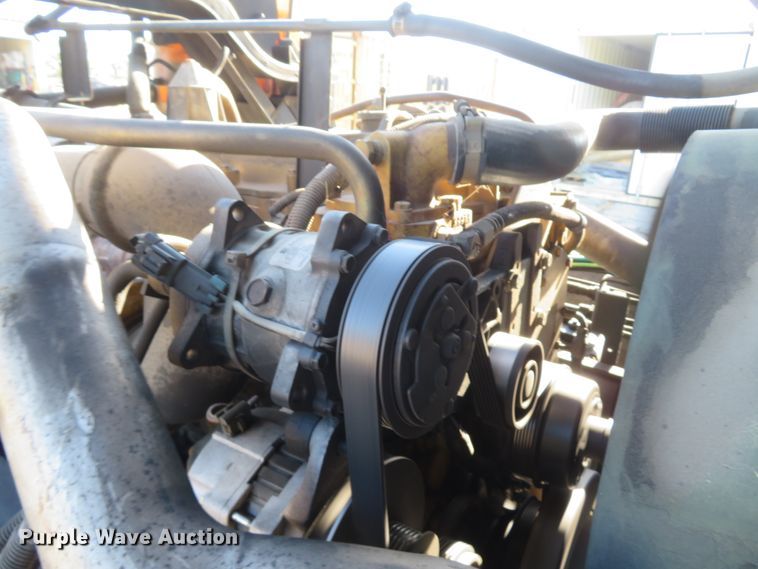 image for item FP9486 2002 GMC T7500  truck cab and chassis