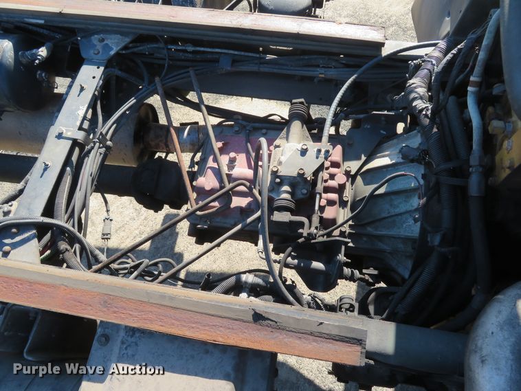 image for item FP9486 2002 GMC T7500  truck cab and chassis