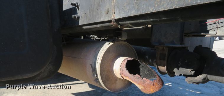 image for item FP9486 2002 GMC T7500  truck cab and chassis