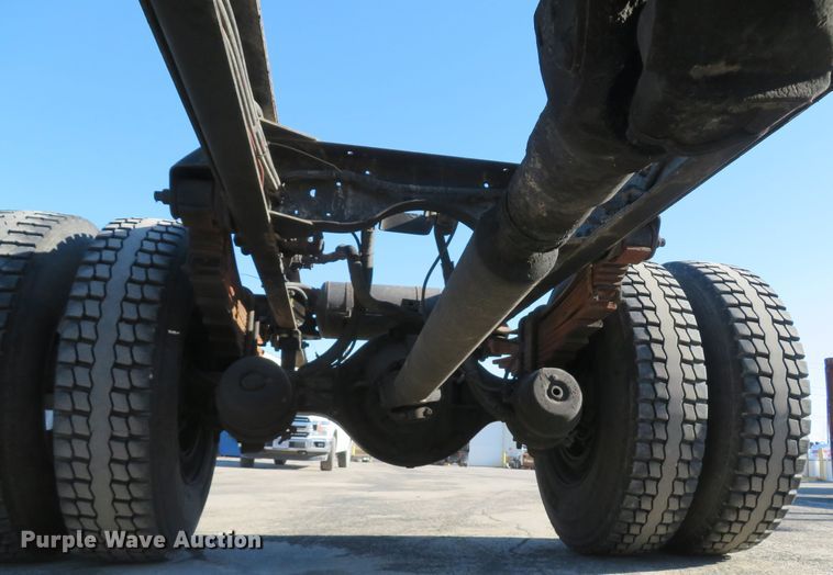 image for item FP9486 2002 GMC T7500  truck cab and chassis