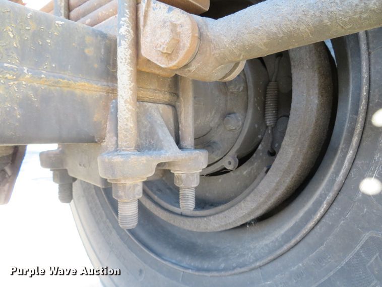 image for item FP9486 2002 GMC T7500  truck cab and chassis