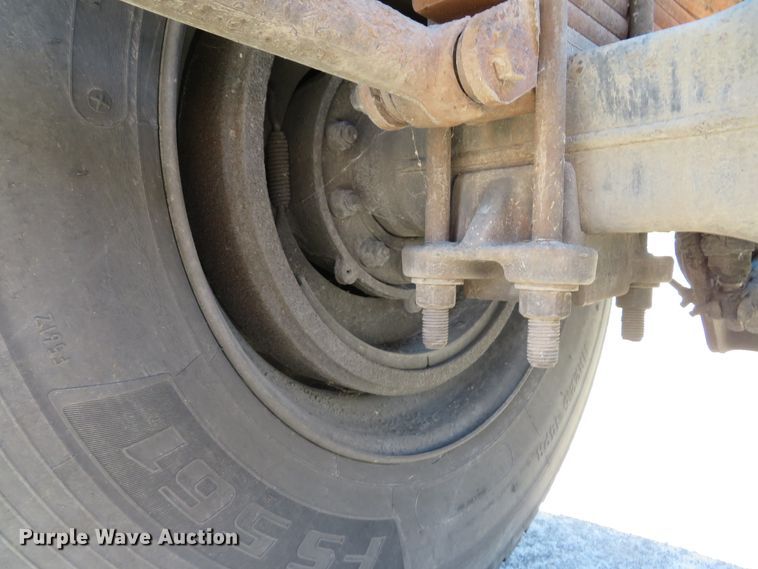 image for item FP9486 2002 GMC T7500  truck cab and chassis