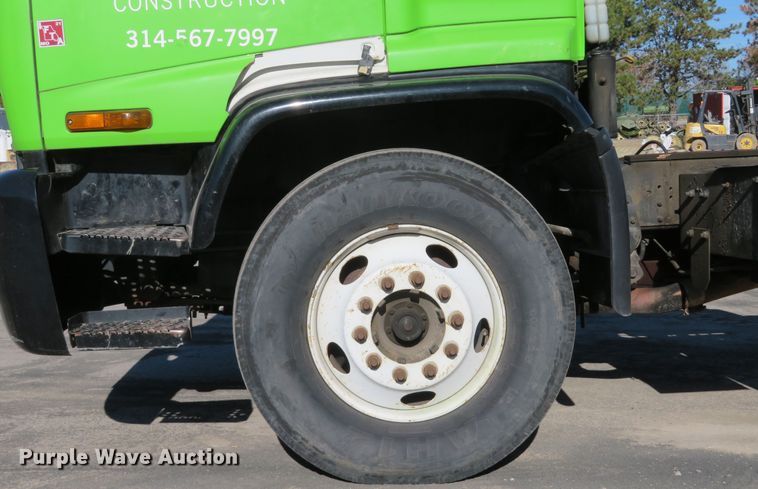 image for item FP9486 2002 GMC T7500  truck cab and chassis