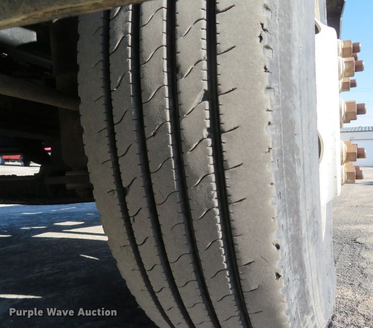 image for item FP9486 2002 GMC T7500  truck cab and chassis