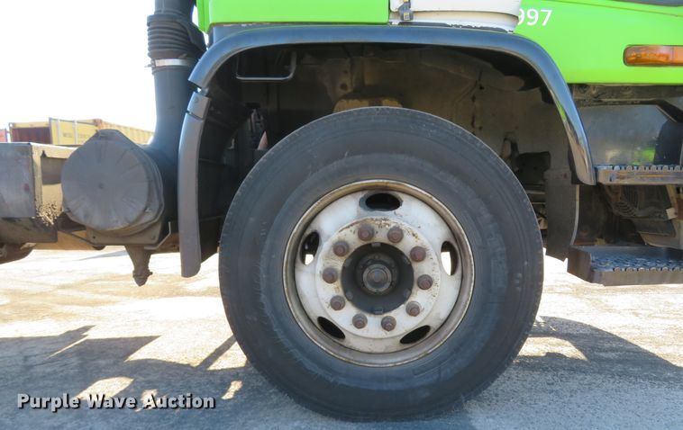 image for item FP9486 2002 GMC T7500  truck cab and chassis