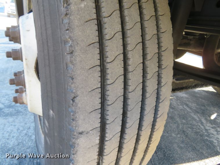 image for item FP9486 2002 GMC T7500  truck cab and chassis