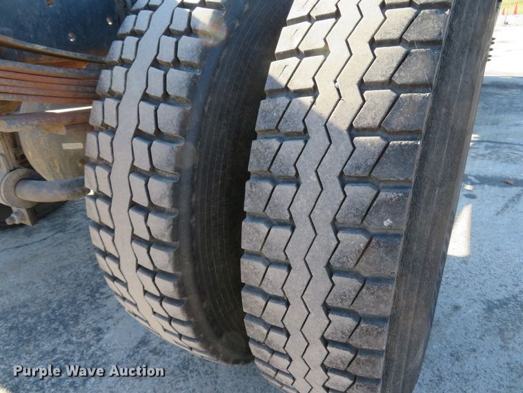 image for item FP9486 2002 GMC T7500  truck cab and chassis