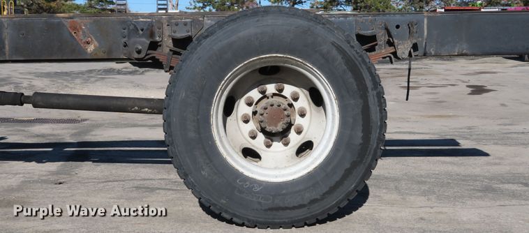 image for item FP9486 2002 GMC T7500  truck cab and chassis