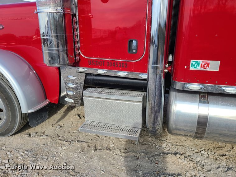 image for item GB9062 2009 Peterbilt 389  semi truck