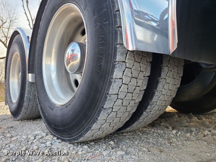 image for item GB9062 2009 Peterbilt 389  semi truck