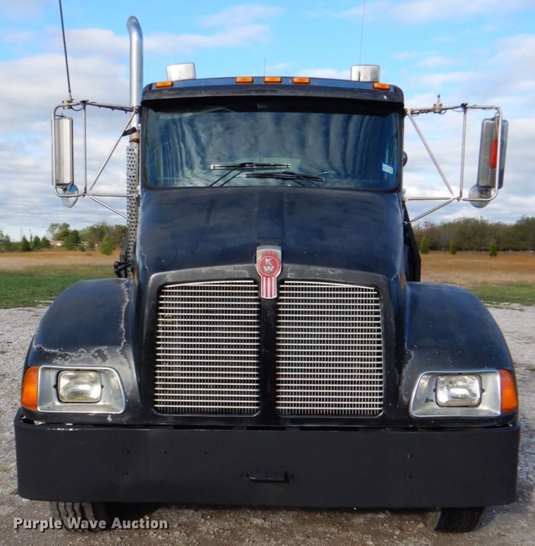 image for item HT9487 2001 Kenworth T300  semi truck