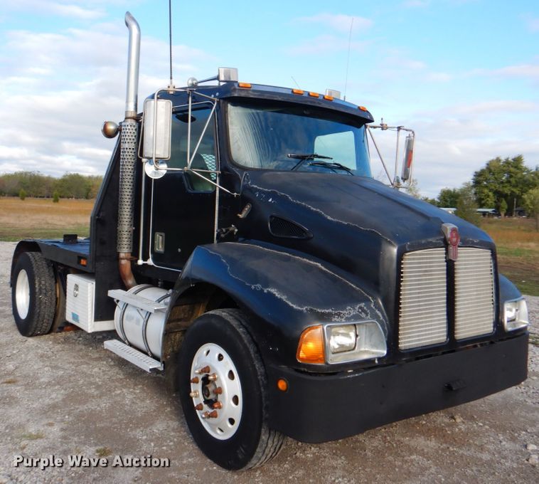 image for item HT9487 2001 Kenworth T300  semi truck