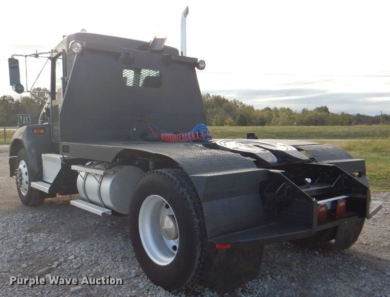 image for item HT9487 2001 Kenworth T300  semi truck