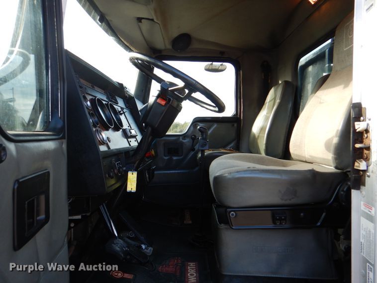 image for item HT9487 2001 Kenworth T300  semi truck